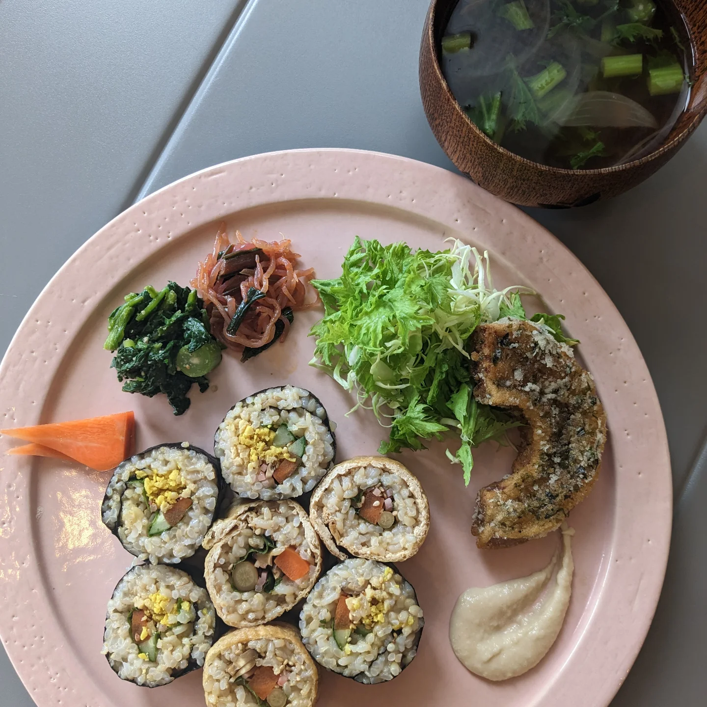 OG CAFEの共同投稿に掲載された玄米ロールと野菜の料理