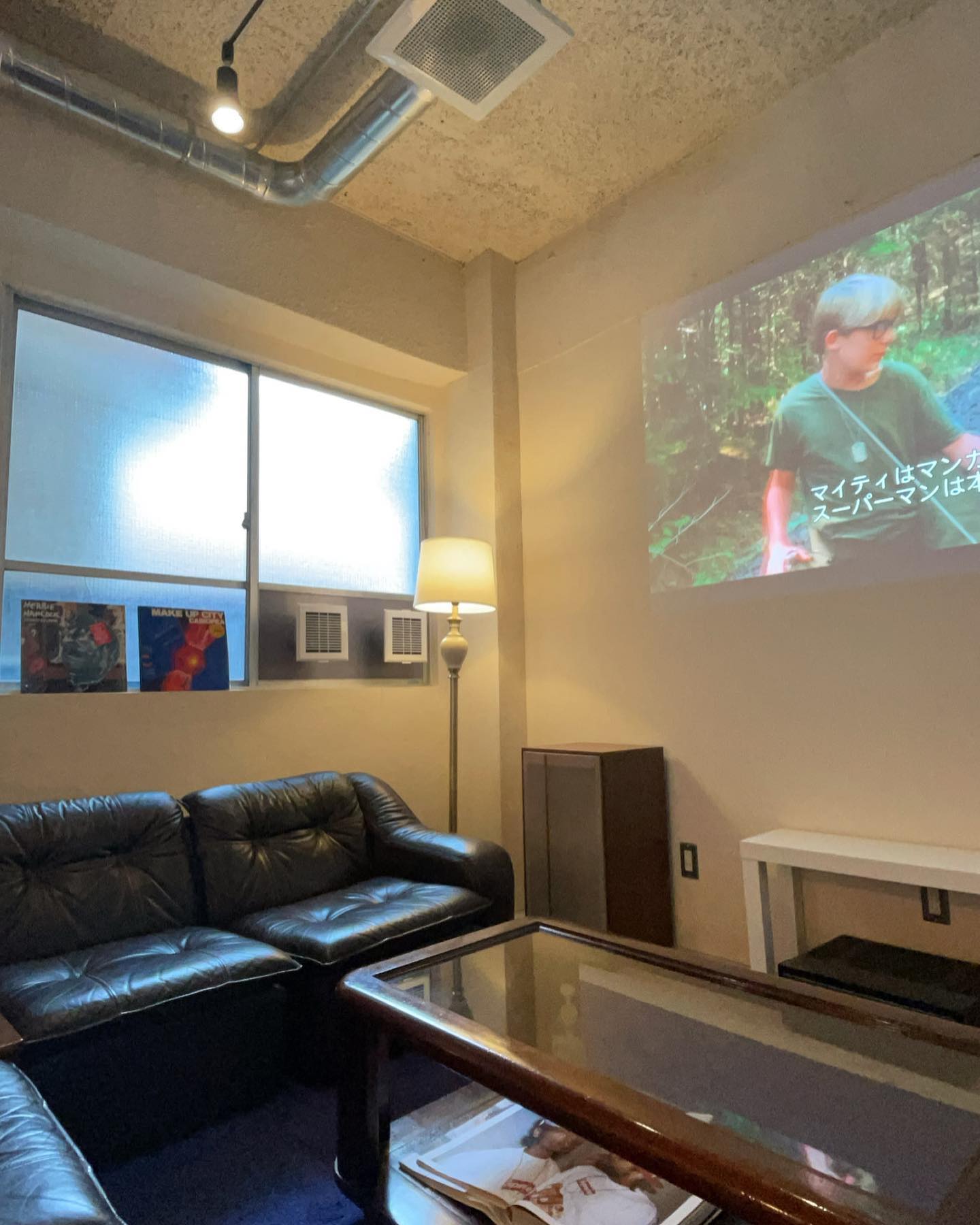 OG CAFEの過去の公式投稿に掲載されたソファのある店内